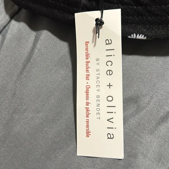 Alice + Olivia AO X FABFITFUN Reversible Daisy Print Bucket Hat One Size - Picture 7 of 11